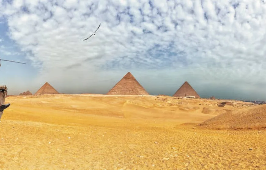 Day Tour to Giza Pyramids, the Egyptian Museum and Khan El Khalili Bazaar